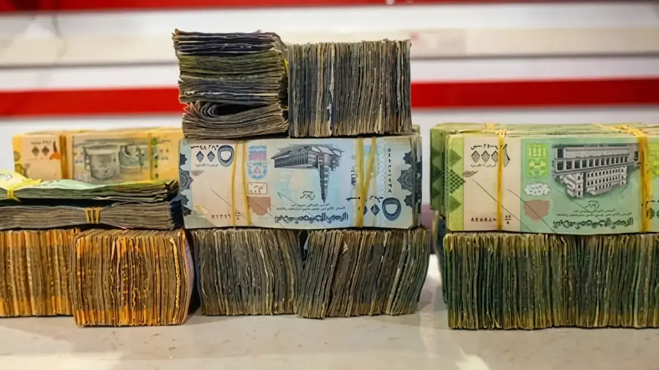 انهيار قياسي يضرب أسعار صرف العملات الأجنبية في عدن وصنعاء اليوم